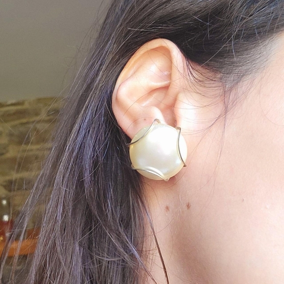 Vintage Faux Pearl Classic Pearl Screwback Clipon Earrings - Picture 1 of 8